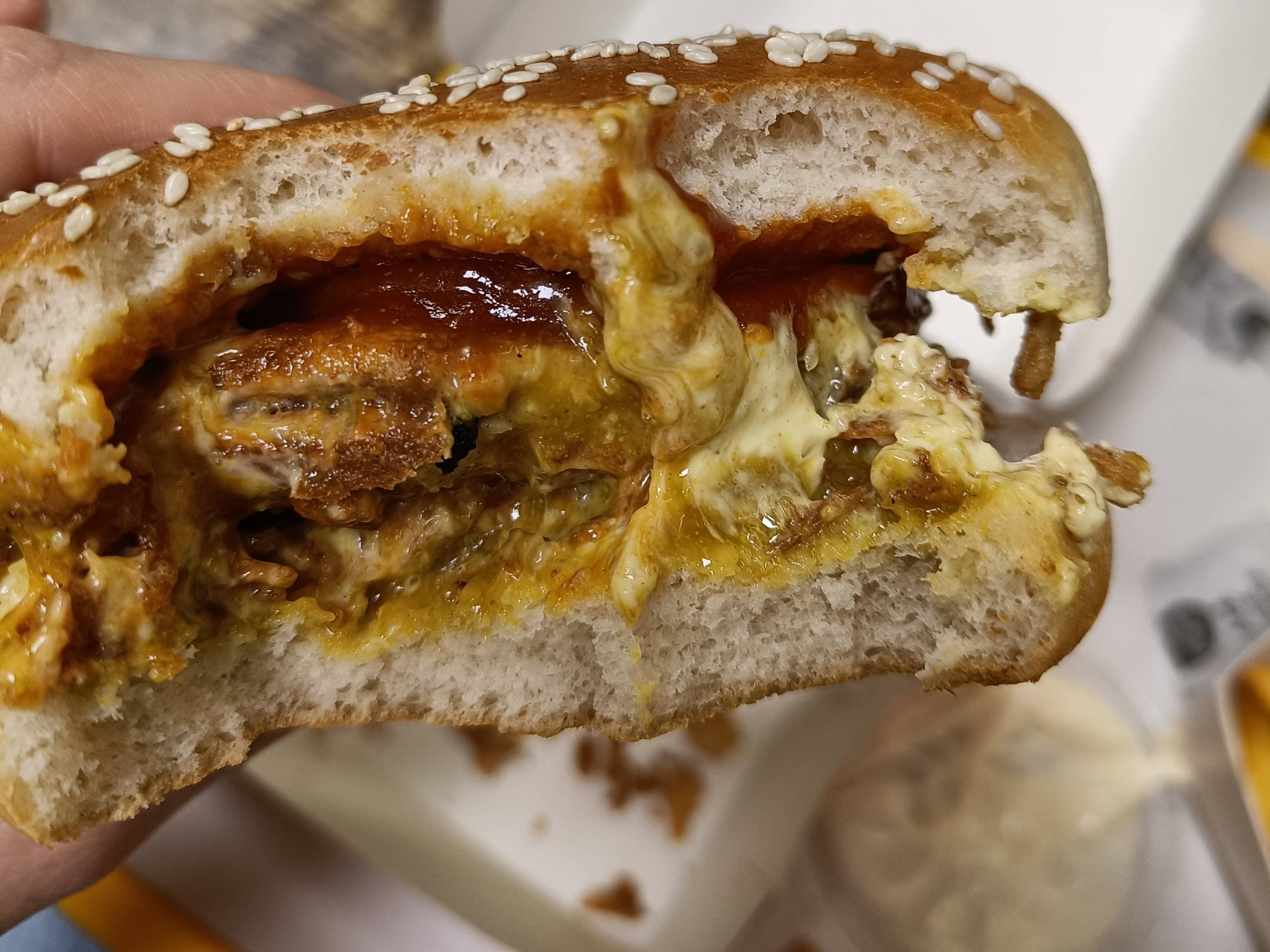Close-up van een doorgebeten bicky burger
